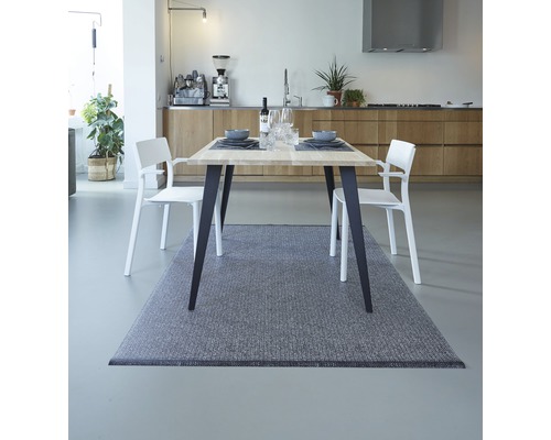 Esstisch mit Stühlen und Teppich in modernem Küchendesign