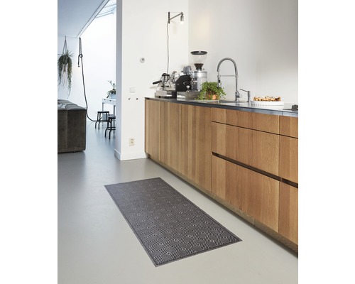 Moderne Küche mit grauem Läufer auf dem Boden