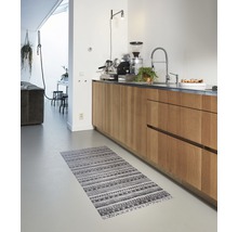 Küche mit Holzelementen und gemustertem Teppich