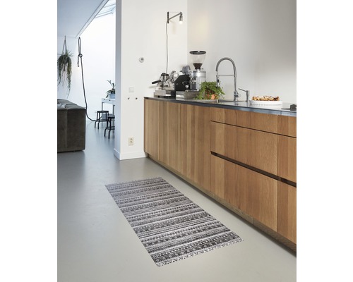 Küche mit Holzelementen und gemustertem Teppich