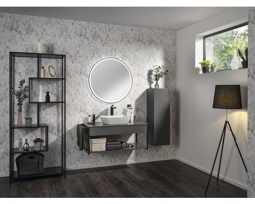 Modernes Badezimmer mit Waschtisch, Spiegel, Regal und Stehlampe