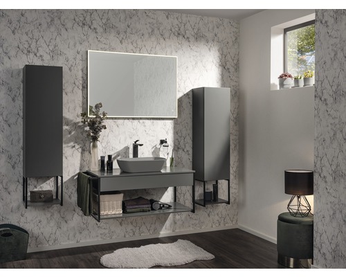 Modernes Badezimmer mit Waschtisch, Spiegel, Waschbecken und Stauraumelementen vor einer Marmorwand