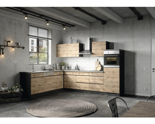 Moderne Küche im Industriedesign mit Holzfronten, Dunstabzugshaube und Einbaubackofen