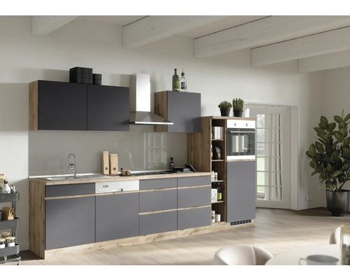 Moderne Küche mit Spüle, Geschirrspüler, Herd, Backofen und Dunstabzugshaube in einem hellen Raum