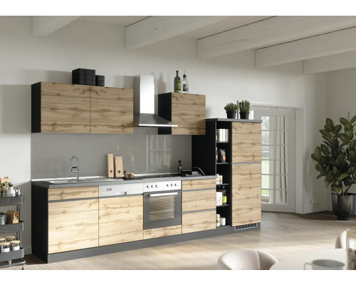 Moderne Küche mit Holzfronten und grauen Arbeitsplatten in einem hellen Raum.