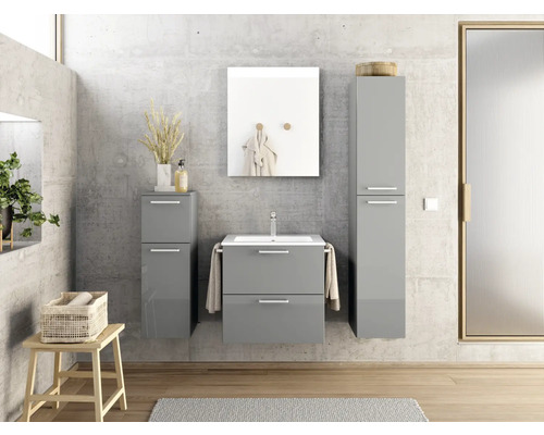 Graues Badezimmer mit Waschbecken, Spiegel und Badezimmerschränken vor einer Betonwand
