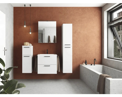 Badezimmer mit Waschbeckenunterschrank, Spiegelschrank, Hochschrank und Badewanne in einem hellen, modernen Design.