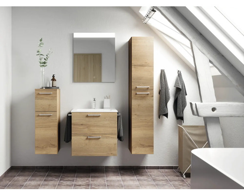 Badezimmer mit Waschtischunterschrank, Spiegelschrank und Hochschrank