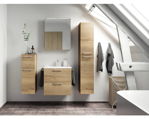 Badezimmer mit Waschbeckenunterschrank, Spiegelschrank und Hochschrank in Holzoptik unter einer Dachschräge