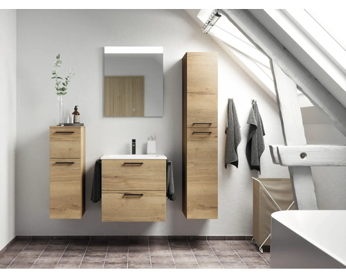 Modernes Badezimmer mit Waschtischunterschrank, Spiegelschrank, Hochschrank und Handtüchern in hellem Holzdekor