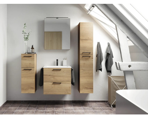 Helles Badezimmer mit Waschtisch, Spiegelschrank und Hochschrank in Holzoptik unter einer Dachschräge