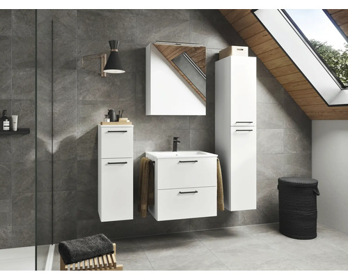 Modernes Badezimmer mit Waschbeckenunterschrank, Spiegelschrank und Hochschränken in Weiß