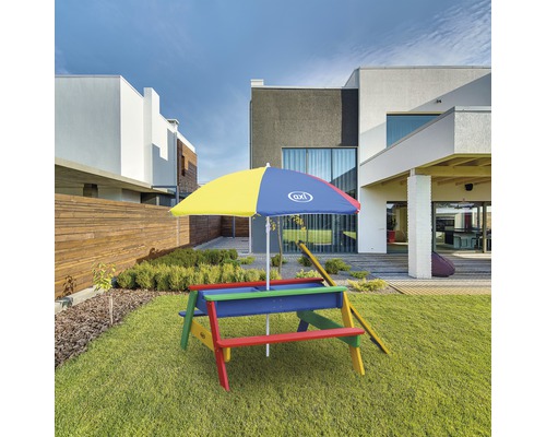 Bunte Kindersitzgruppe mit Sonnenschirm im Garten