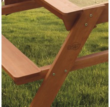 Detailansicht eines Spielgeräts aus Holz mit dem Firmenlogo.