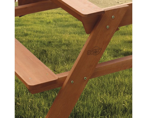 Detailansicht eines Spielgeräts aus Holz mit dem Firmenlogo.