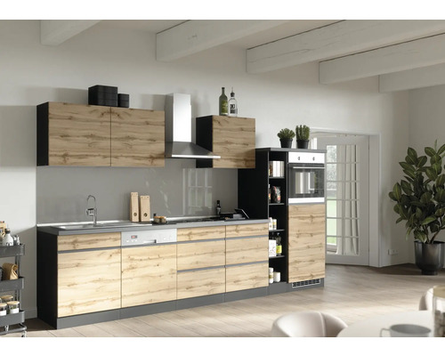 Helle Einbauküche mit Spüle, Geschirrspüler, Herd, Dunstabzugshaube und Backofen in einem hellen Raum.
