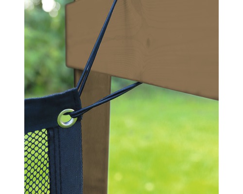 Detailansicht einer Netzbespannung mit Gummibandbefestigung an einem Holzrahmen