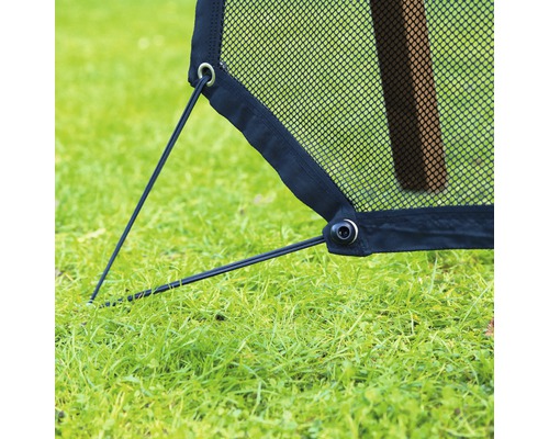 Detailaufnahme eines montierten Ballfangnetzes auf Rasen
