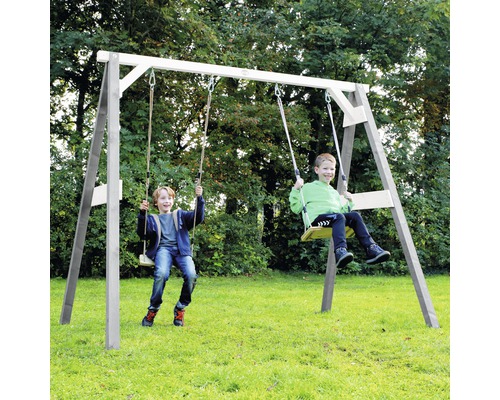 Holzschaukelgerüst mit zwei Kindern auf Schaukeln im Garten.