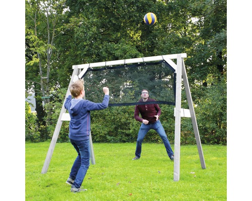 Zwei Personen spielen Volleyball im Garten mit einem Volleyballnetz aus Holz.