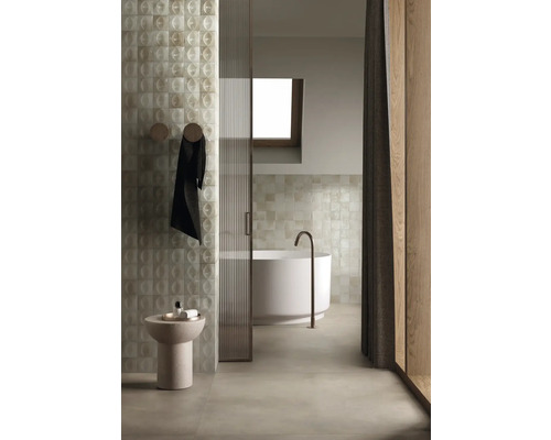 Modernes Badezimmer mit Badewanne, Fliesen und Holzelementen für ein stilvolles Ambiente.