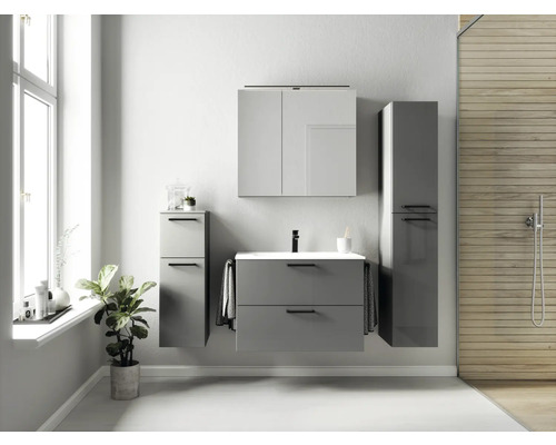 Modernes Badezimmer mit grauem Waschtisch, Spiegelschrank und Hochschrank für ein stilvolles Ambiente