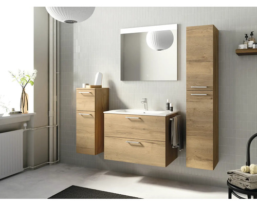 Badezimmer mit Waschbeckenunterschrank, Spiegelschrank und Hochschrank in Holzoptik