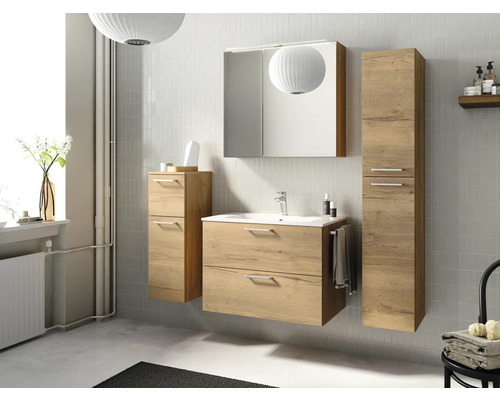 Badezimmer mit Waschtisch, Spiegelschrank und Hochschrank in Holzoptik für ein helles und organisiertes Ambiente.