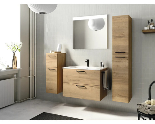 Badezimmer mit Waschtisch, Spiegelschrank und Hochschrank in Holzoptik