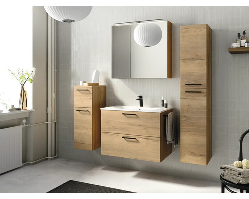 Helles Badezimmer mit Waschtisch, Spiegelschrank und Hochschrank in Holzoptik