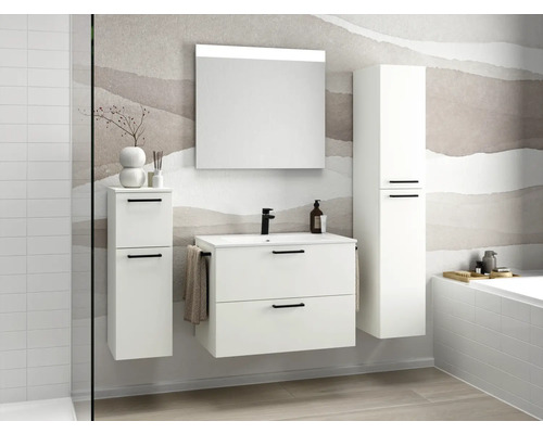 Badezimmer mit Waschbeckenunterschrank, Spiegelschrank und Hochschrank in weißem Design