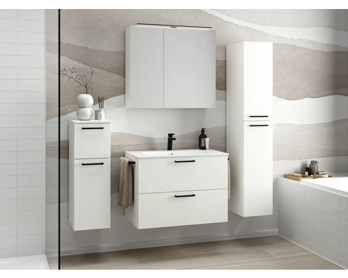 Badezimmer mit Waschbeckenunterschrank, Spiegelschrank und Hochschrank in hellem Design