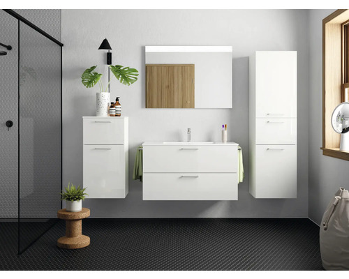 Modernes Badezimmer mit weißen Möbeln, Waschbecken, Spiegel und schwarzem Boden