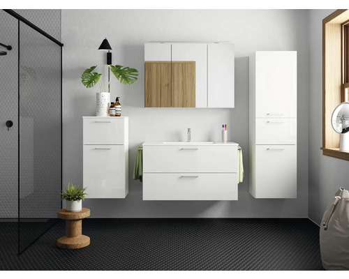 Badezimmer mit Waschbeckenunterschrank, Spiegelschrank und Hochschrank in Weiß und Holzoptik