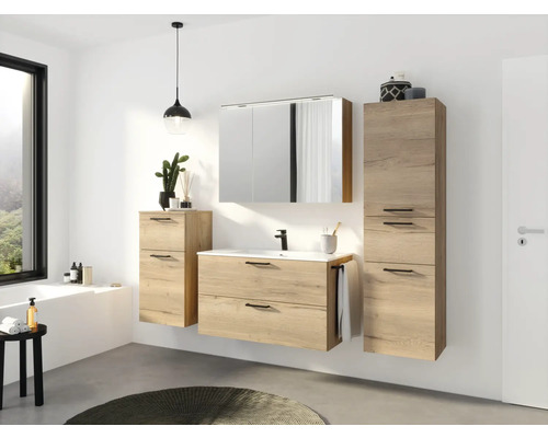 Helles Badezimmer mit Waschtisch, Spiegelschrank und Hochschrank in Holzoptik