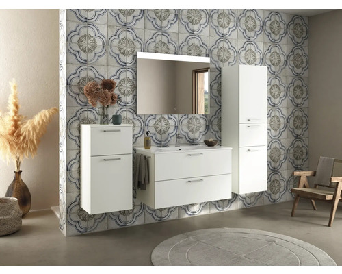 Badezimmer mit Waschtisch, Spiegelschrank und Hochschrank vor gemusterter Wand