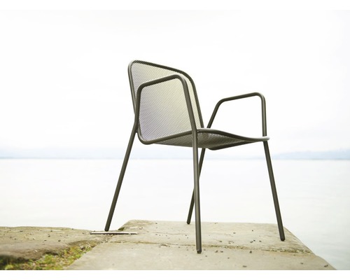Gartenstuhl aus Metall mit Armlehnen vor Gewässer