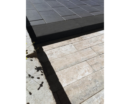 Verlegte Betonpflastersteine in zwei verschiedenen Farbtönen