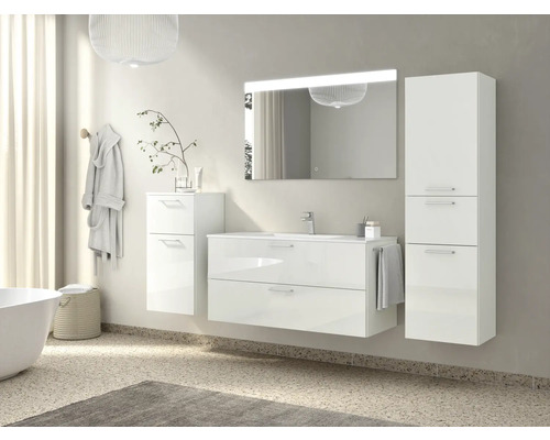 Badezimmer mit Waschtischunterschrank, Spiegel, Spiegelschrank und Hochschrank in hellem Design