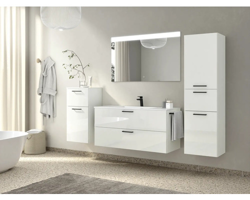 Badezimmer mit weißem Waschtisch, Spiegelschrank, Hochschrank und Badaccessoires