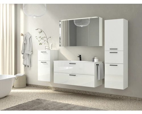 Badezimmer mit Waschtisch, Spiegelschrank und Hochschrank