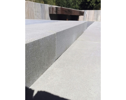 Nahaufnahme von Betonstufen im Außenbereich