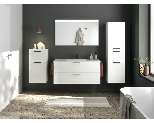 Modernes Badezimmer mit Waschtisch, Spiegelschrank und Hochschrank in Weiss