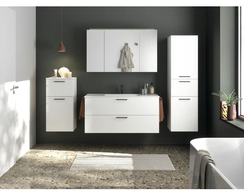 Badezimmer mit Waschtischunterschrank, Spiegelschrank und Hochschrank in Weiß