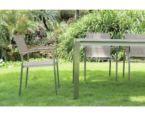 Gartenszene mit Esstisch und Stühlen auf Rasenfläche