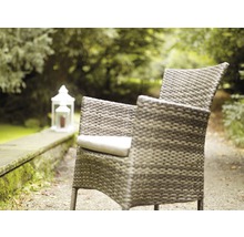 Gartenstuhl mit Flechtmuster und Sitzkissen im Außenbereich