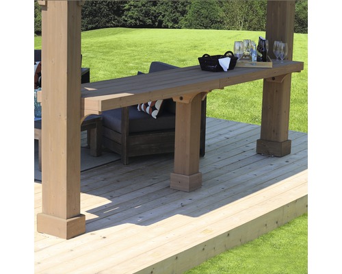 Detailansicht eines Holzpavillons mit Bartisch und Sitzgelegenheiten im Freien auf einer Terrasse.