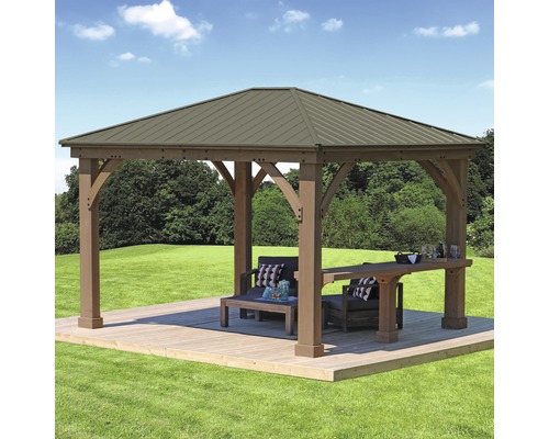 Pavillon mit Holzbalken und Metalldach auf einer Holzterrasse im Garten