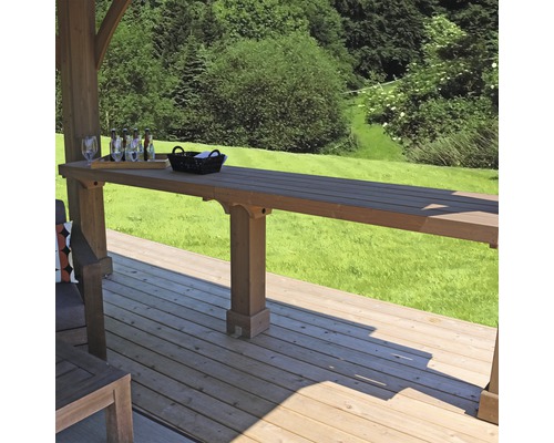 Holzterrasse mit Stehtisch, Gläsern und Getränken im Hintergrund