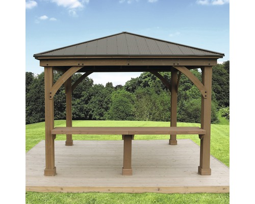 Pavillon mit Holzbalken und Metalldach im Garten